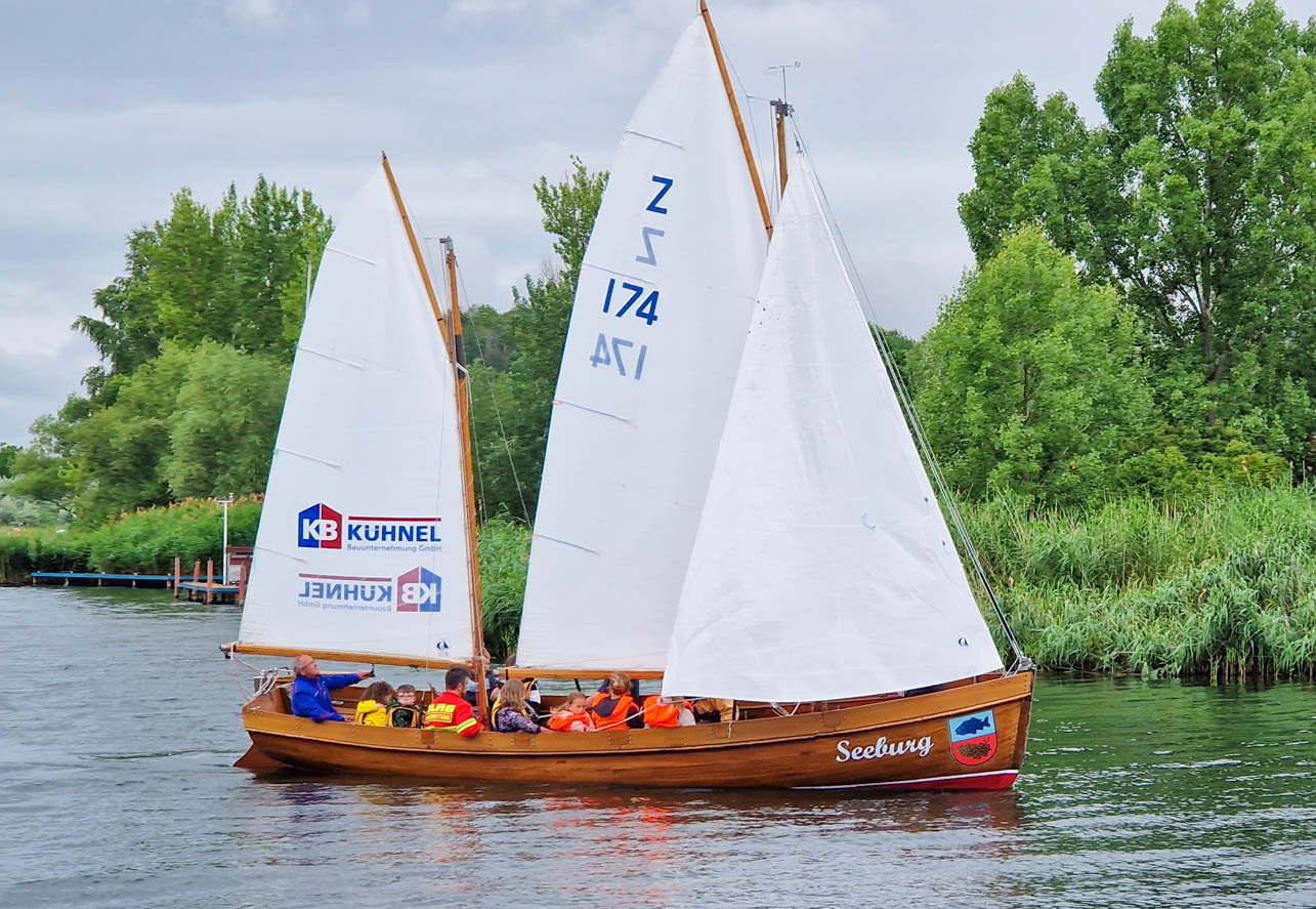 Segelboot mit Kindern auf dem Süßen See