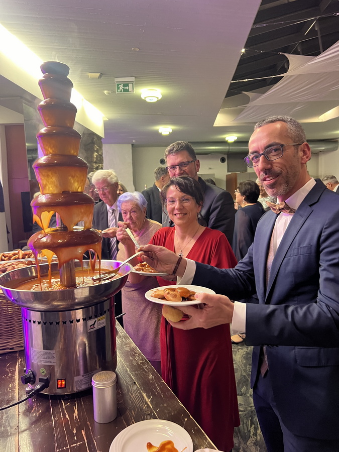 Ballbesucher bedienen sich am Curry-Brunnen.