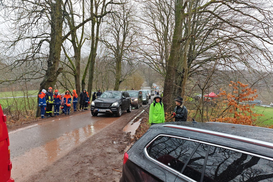 Autos auf dem schmalen Weg zum Treffpunkt